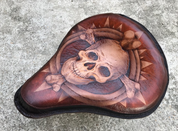 Jok motor dengan gambar tengkorak yang edgy